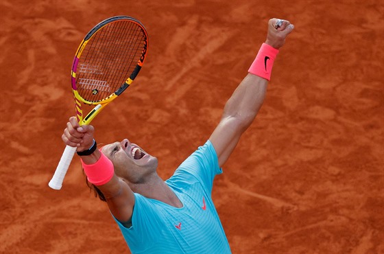 panl Rafael Nadal se raduje z postupu do finále Roland Garros.