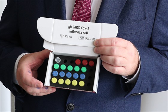 Univerzita Karlova plní své sliby – představuje avizovaný test na COVID-19,...