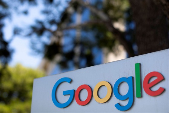 Logo Googlu na jeho kancelářím v kalifornském  městě Irvine (27.7.2020)