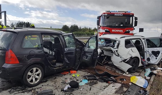 Hromadná nehoda čtyř aut u Lipníku nad Bečvou (4. října 2020).