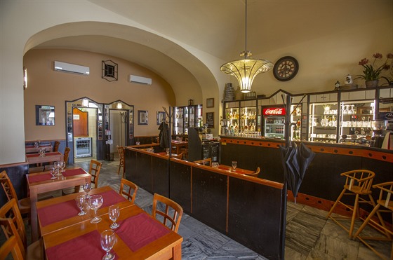 Prázdná restaurace u praského Staromstského námstí. (29. záí 2020)