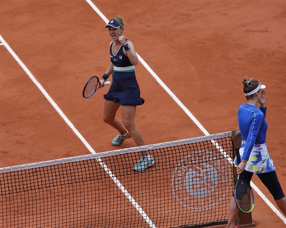 Argentinka Nadia Podorská se raduje z postupu do semifinále Roland Garros,...