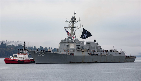 Torpédoborce Kidd amerického námořnictva vplouvá v září 2020 do přístavu s...