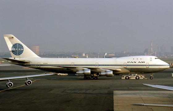 Boeing 747-121, tedy letoun stejné verze jako ten, který obsluhoval let Pan Am...