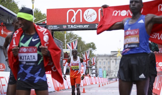 Eliud Kipchoge tentokrát pi Londýnském maratonu roli favorita nesplnil, vyhrál...