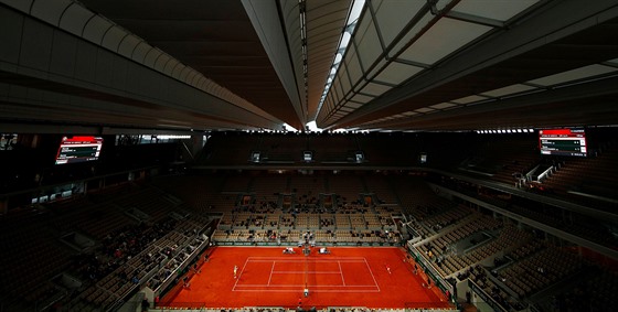 Střecha nad arénou Philippa Chatriera během zápasu Roland Garros mezi Novakem...