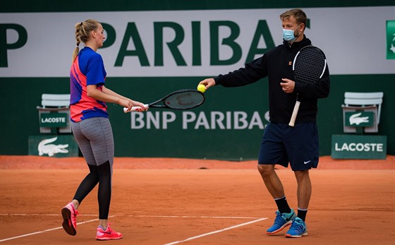Trenér Jií Vank s Petrou Kvitovou pi tréninku na Roland Garros.