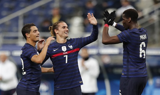 Francouztí fotbalisté se radují z gólu.
