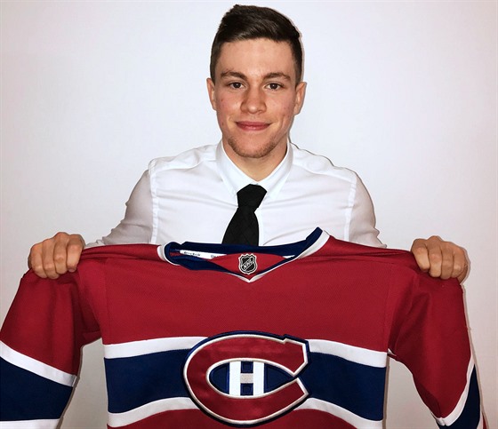 Jan Myák pózuje s dresem Montrealu, který si ho vybral na draftu NHL.