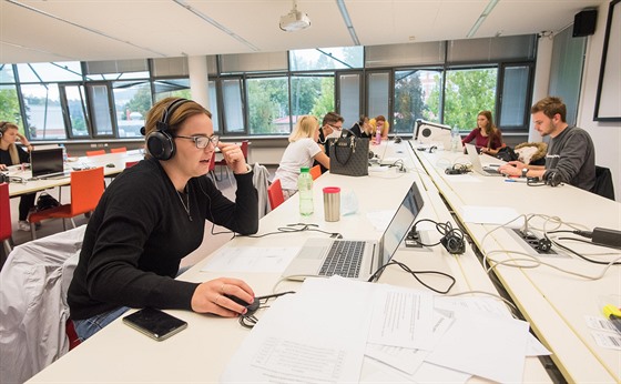 Call centrum Univerzity Tomáe Bati ve Zlín, kde studenti pomáhají hygienikm...