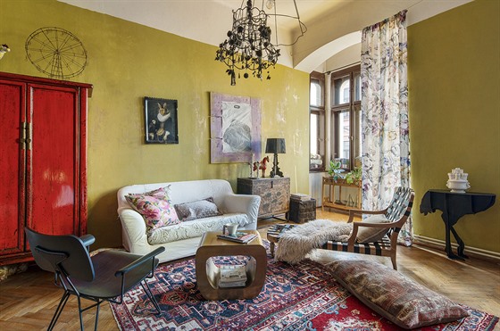 Obývací pokoj je vzorovým příkladem eklektického stylu, do kterého patří i...