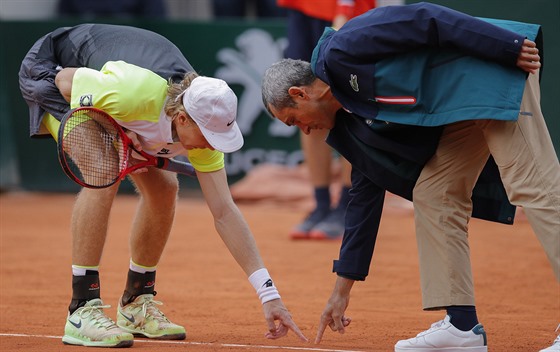 Kanadský tenista Denis Shapovalov diskutuje s rozhodím o dopadu míku.