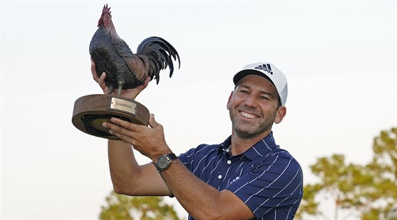 panlský golfista Sergio Garcia s nevední trofejí pro vítze,