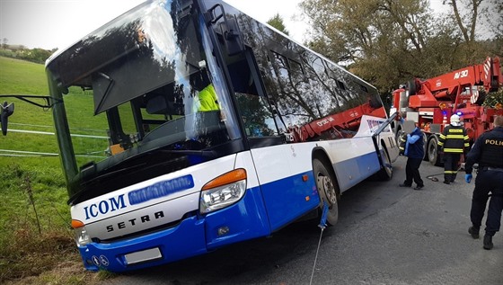 Hasii na Beneovsku zachránili 19 lidí z naklonného autobusu. (7.10.2020)