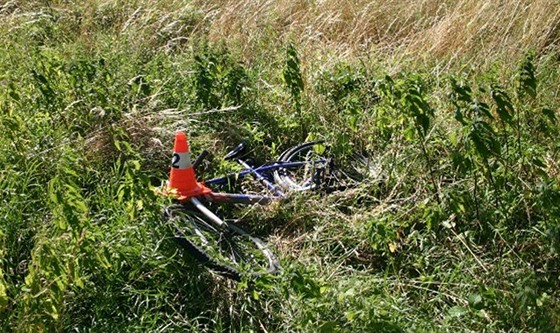Řidič auta mladého cyklistu zřejmě "nabral" zrcátkem. (Ilustrační snímek)