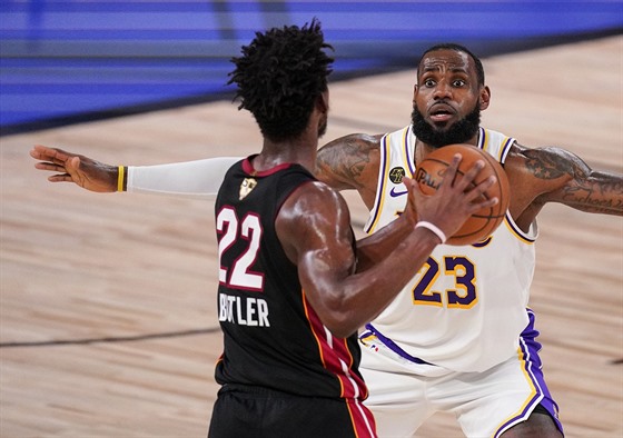 LeBron James (23) z LA Lakers se pokouí ubránit Jimmyho Butlera (22) z Miami.