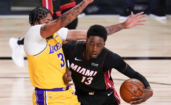 Bam Adebayo (vpravo) z Miami se tlaí kolem Anthonyho Davise z LA Lakers.