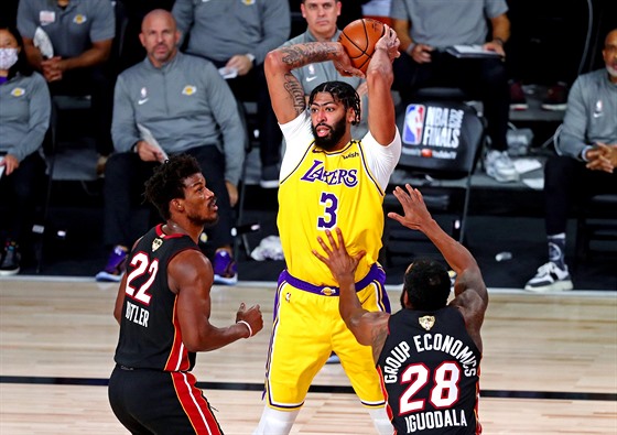 Anthony Davis (3) z LA Lakers pihrává nad hlavami Jimmyho Butlera (22) a...