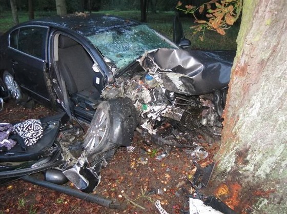 Pi nehod vozu VW Passat u Lázní Blohrad se zranili ti lidé (5. 10. 2020).
