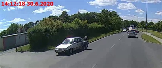 Policisté pátrali po řidičce, která v Plzni srazila motorkáře, a od nehody ujela. 
