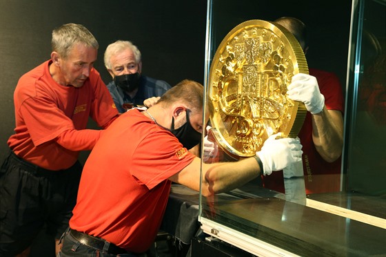 V Ostravském muzeu u sice není originál nejvtí zlaté mince, ale vrná kopie jako kdyby jí z razidla vypadla.