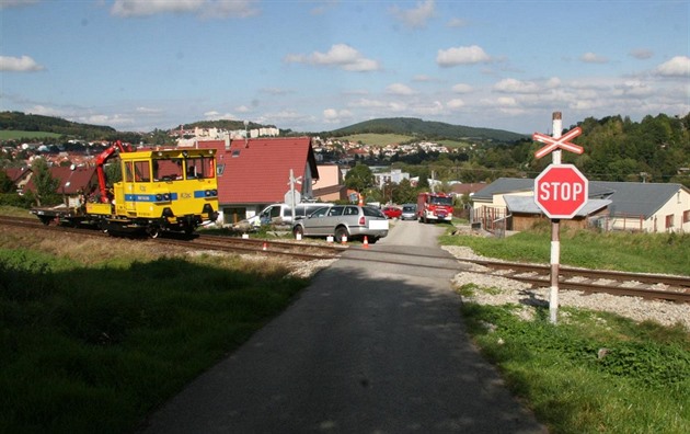 Drezína zstala na kolejích, auto náraz odhodil mimo vozovku.