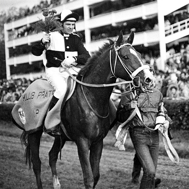 Jezdec Pavel Liebich se Sagarem v roce 1983 ovládl Velkou pardubickou.