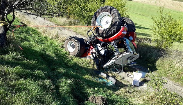 Rakouský sedlák unikl smrti seskokem z traktoru, ten se zřítil stovky metrů