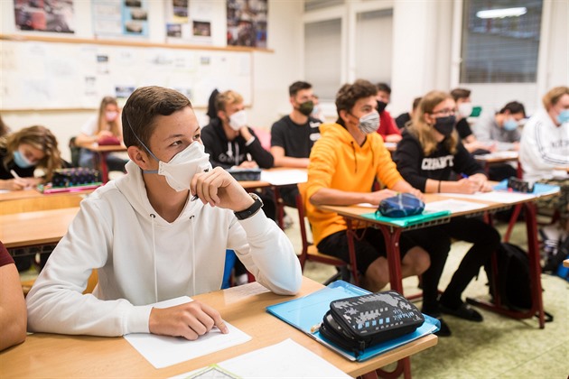 Studenti Stední prmyslové koly ve Zlín vymní vyuování v roukách za dva...