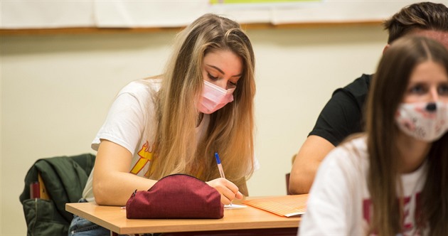 Studenti Stední prmyslové koly ve Zlín vymní vyuování v roukách za dva...