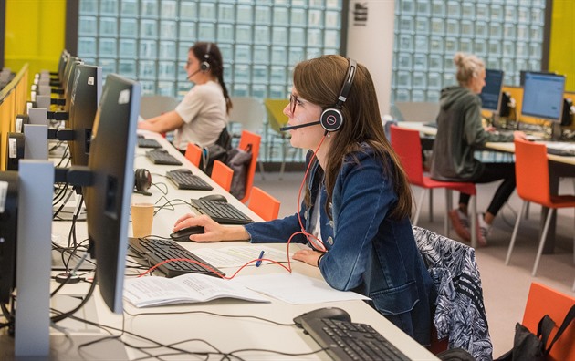 Call centrum Univerzity Tomáe Bati ve Zlín, kde studenti pomáhají hygienikm...