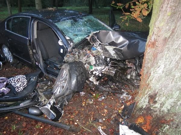 Pi nehod vozu VW Passat u Lázní Blohrad se zranili ti lidé (5. 10. 2020).