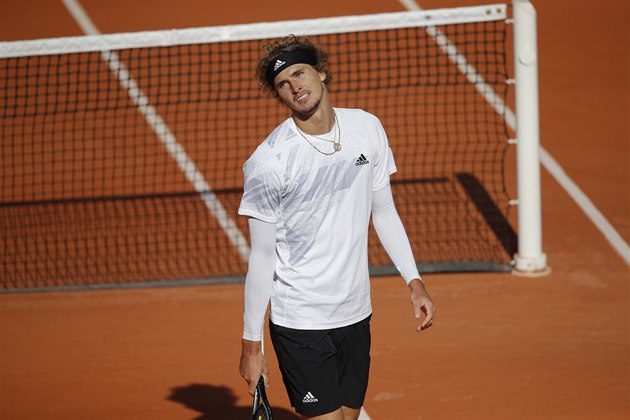 Nespokojen Alexander Zverev z Nmecka v osmifinle Roland Garros