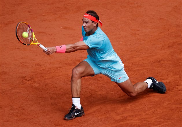 panl Rafael Nadal hraje balonek v semifinle Roland Garros.