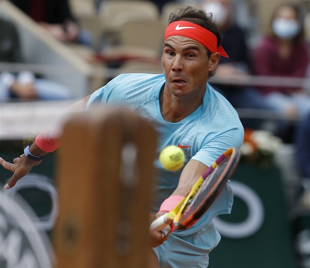 panl Rafael Nadal hraje balonek v semifinle Roland Garros.