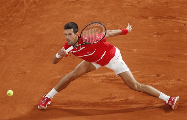 Srb Novak Djokovi hraje balonek v semifinle Roland Garros.