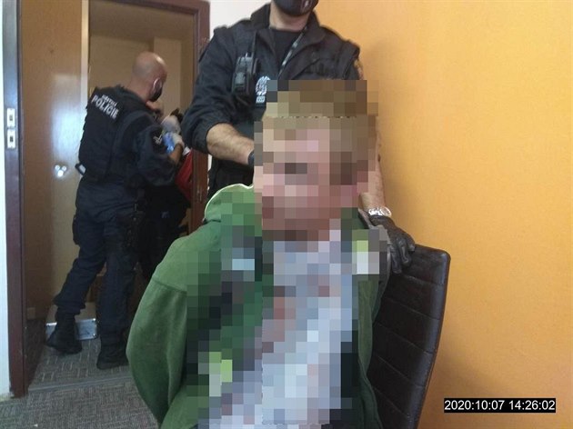 Snímek ze zásahu Mstské policie Perov proti zdrogovanému mladíkovi, jen...