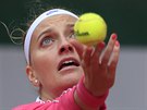 Petra Kvitova podává v osmifinále Roland Garros.