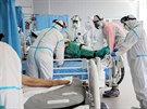 Lékai oetují nemocné s koronavirem v nemocnici v polské Varav. (26. kvtna...