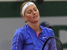 Petra Kvitová se zlobí po nepovedené výmn ve tetím kole Roland Garros.