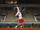Srb Novak Djokovi podává bhem zápasu tetího kola Roland Garros.