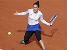Italka Martina Trevisanová se vytáí na forhend v osmifinále Roland Garros.