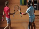 Amerian Sebastian Korda (vlevo) gratuluje Rafaelu Nadalovi ze panlska k...