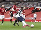 Serge Aurier (v popedí) z Tottenhamu stílí gól proti Manchesteru United.