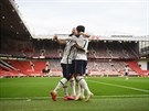 Fotbalisté Tottenhamu se radují z gólu proti Manchesteru United.