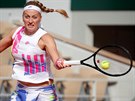 eská tenistka Petra Kvitová se opírá do forhendu ve tvrtfinále Roland Garros.