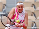 Petra Kvitová se soustedí na bekhend ve tvrtfinále Roland Garros.