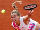 Petra Kvitová podává ve tvrtfinále Roland Garros.