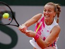 Petra Kvitová hraje bekhend ve tvrtfinále Roland Garros.