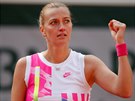 Petra Kvitová zatíná pst ve tvrtfinále Roland Garros.
